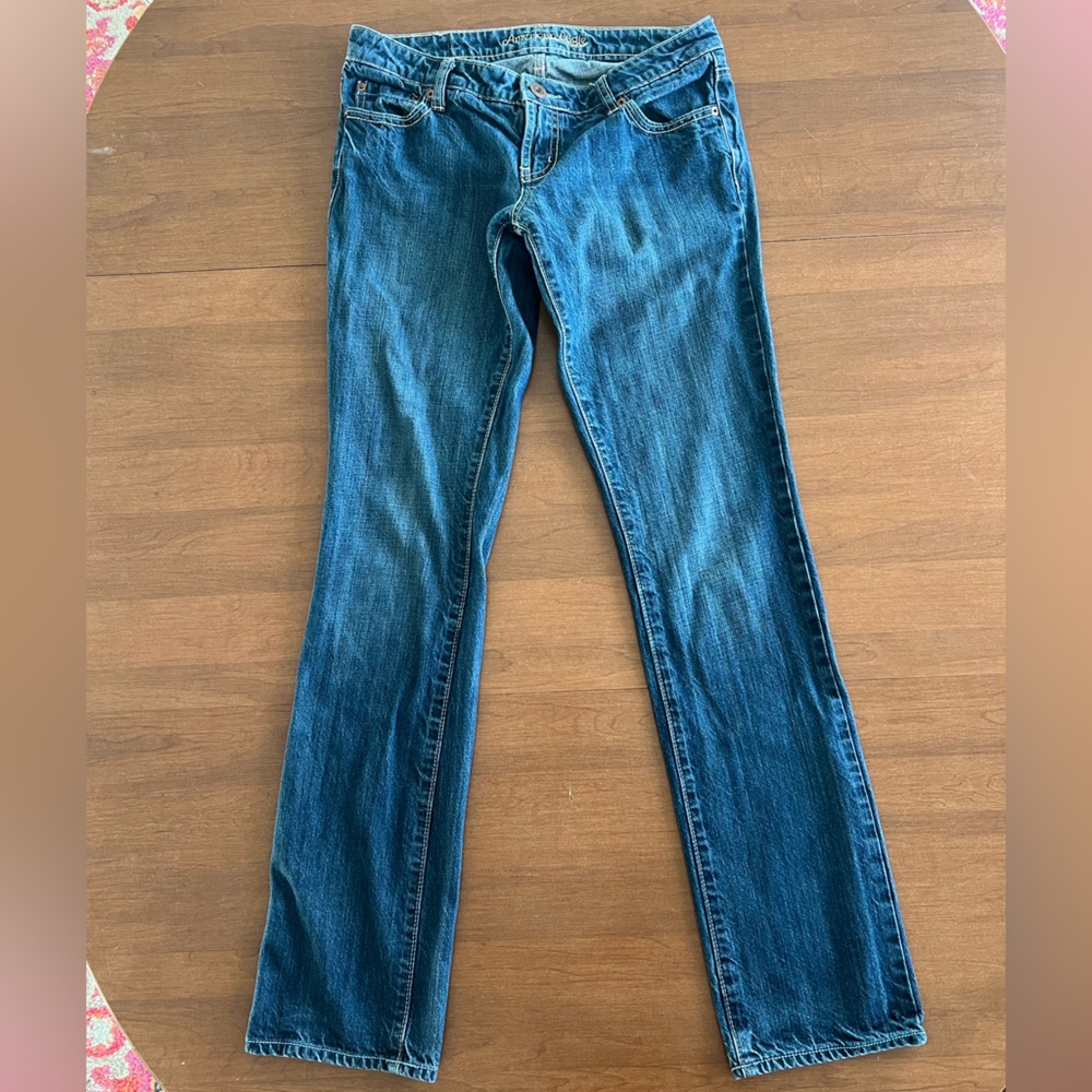 American Eagle 6 long straight leg low rise no stretch